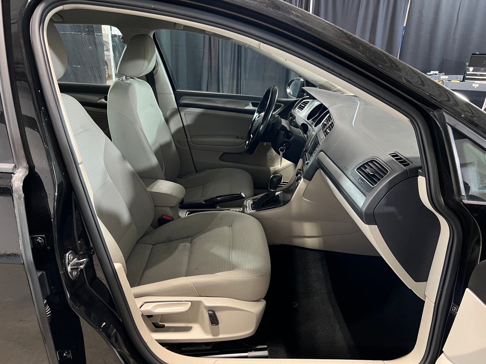 Thumbnail: 2017 Volkswagen e-Golf - 2