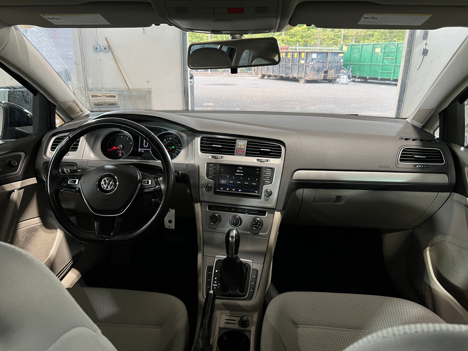 Thumbnail: 2017 Volkswagen e-Golf - 3