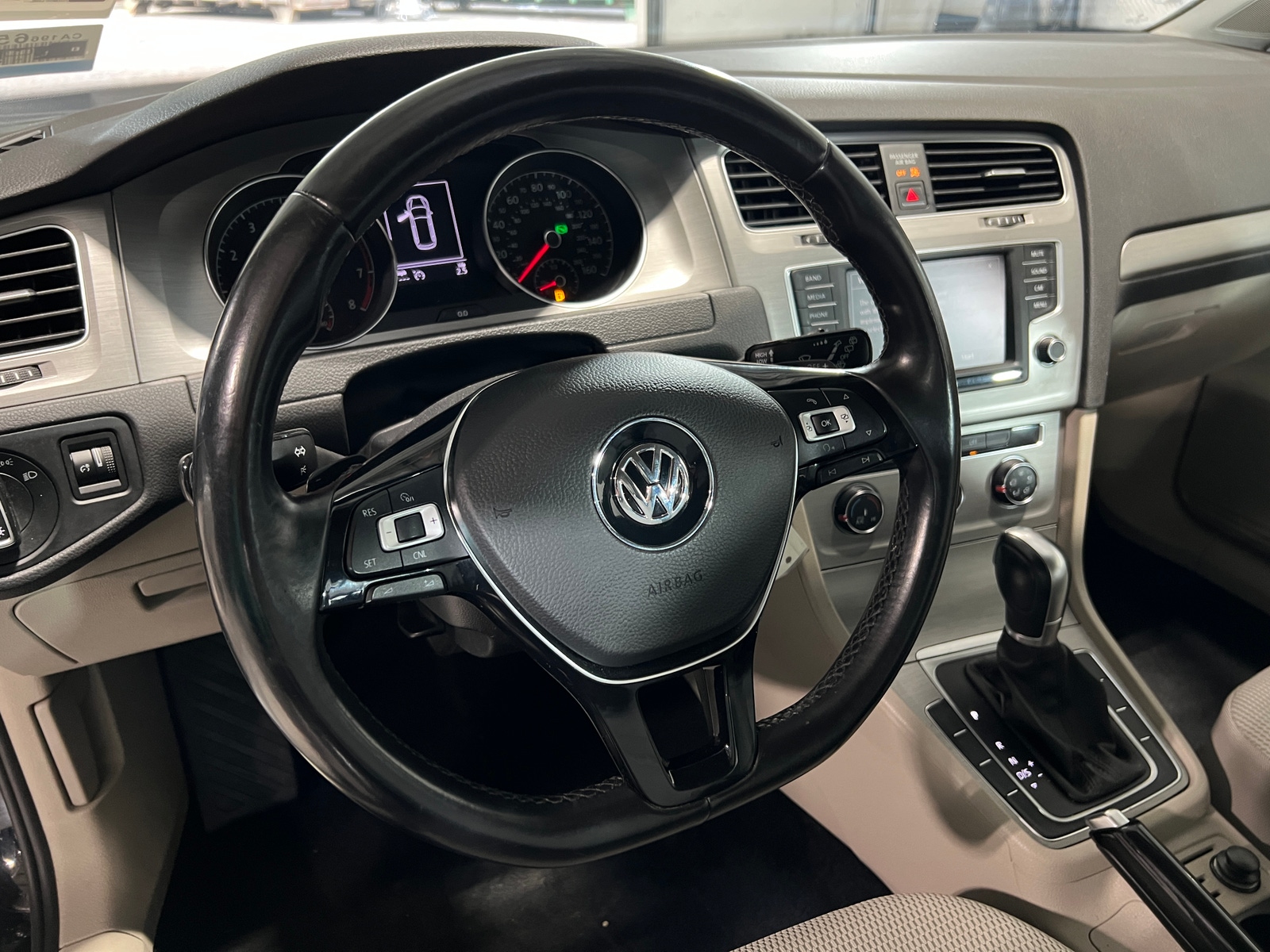 Thumbnail: 2017 Volkswagen e-Golf - 5