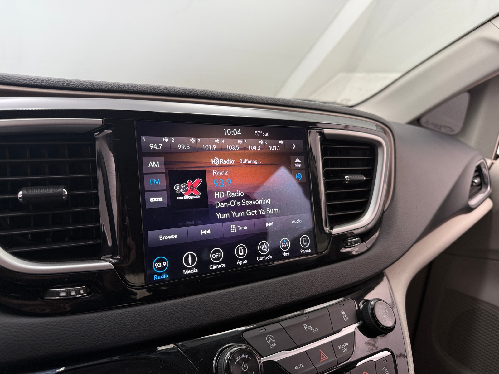 Thumbnail: 2018 Chrysler Pacifica - 3
