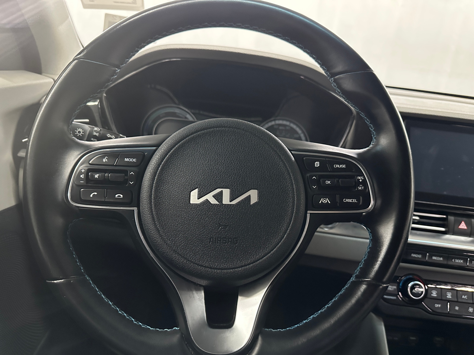 Thumbnail: 2022 Kia Niro - 4