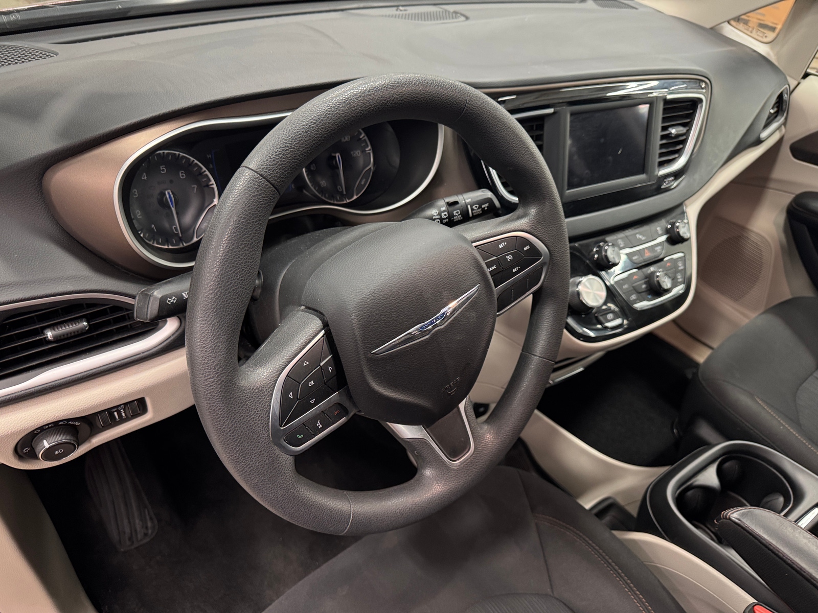 Thumbnail: 2018 Chrysler Pacifica - 3