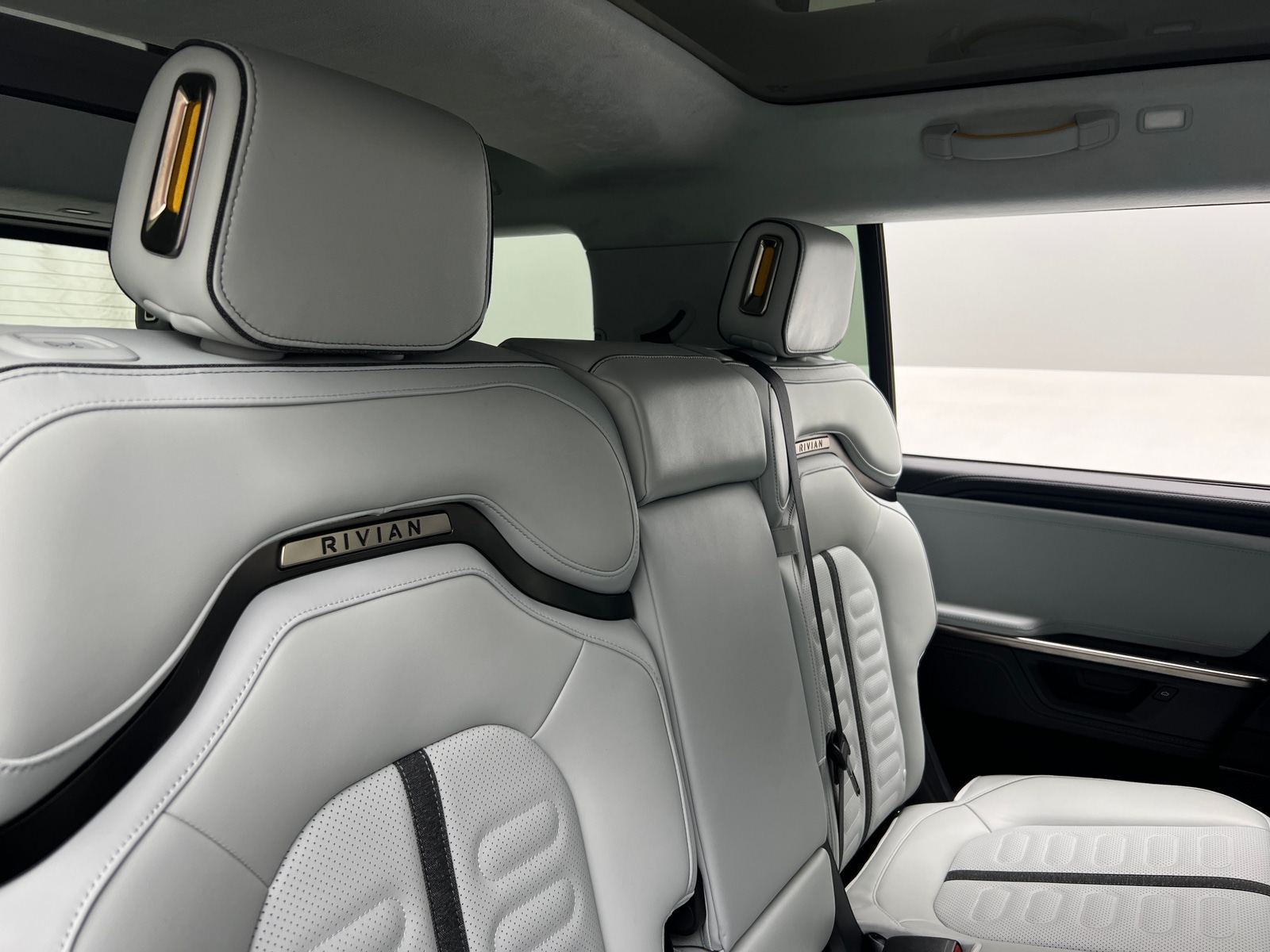 Thumbnail: 2025 Rivian R1S - 5
