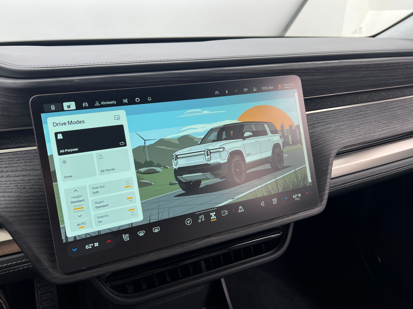 Thumbnail: 2025 Rivian R1S - 3