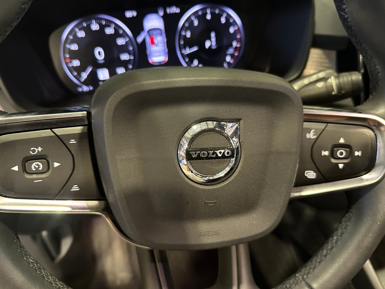 Thumbnail: 2022 Volvo XC40 - 4