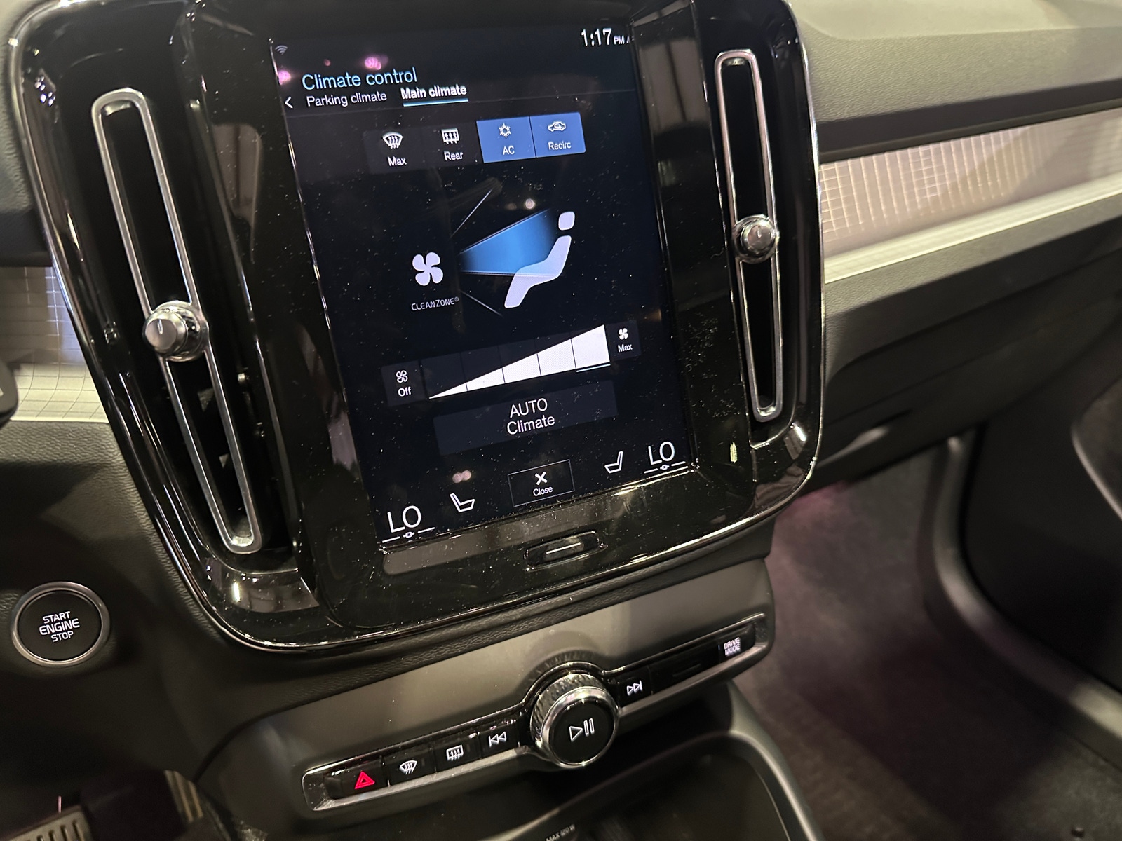 Thumbnail: 2022 Volvo XC40 - 3