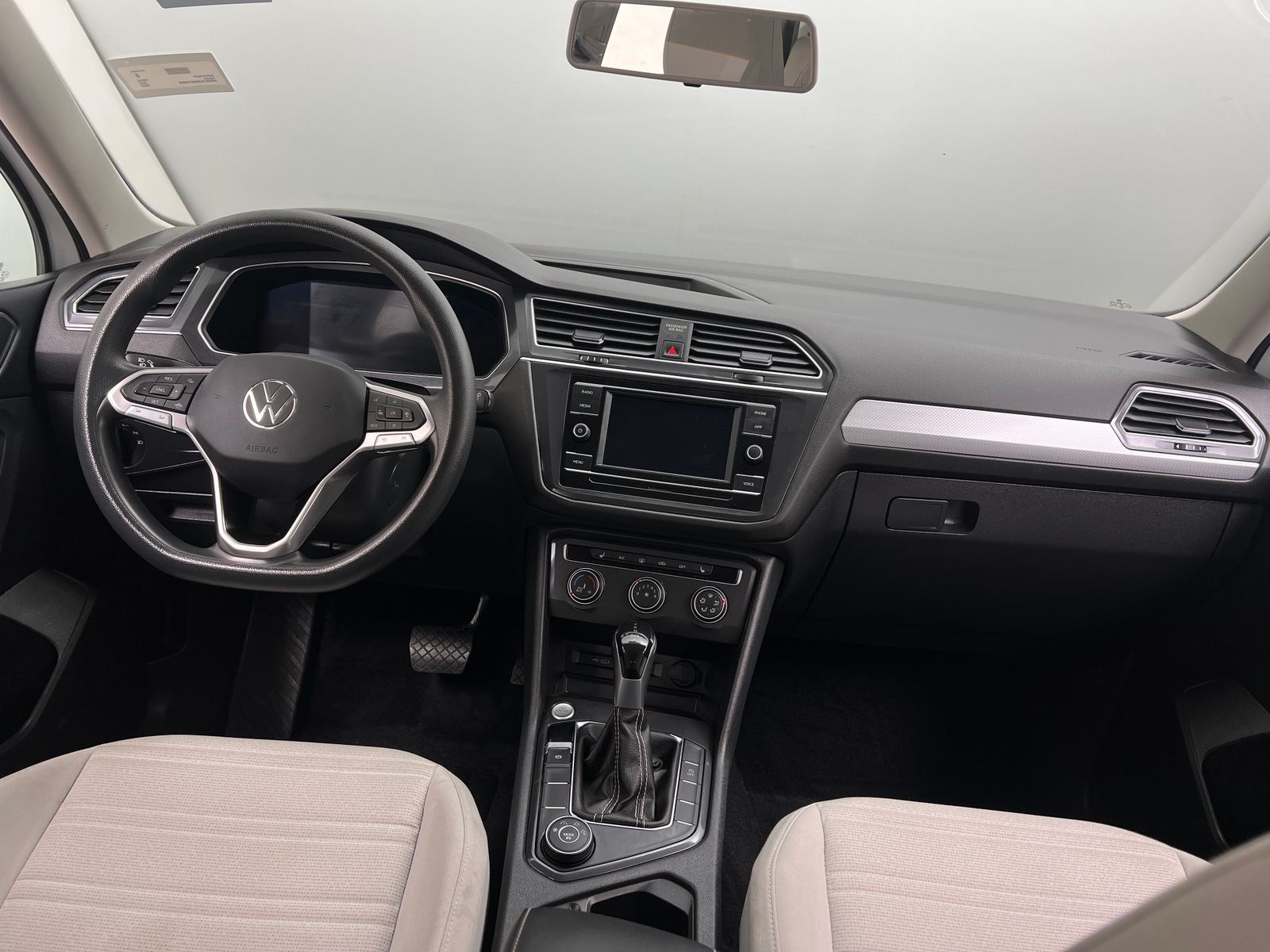 Thumbnail: 2022 Volkswagen Tiguan - 3