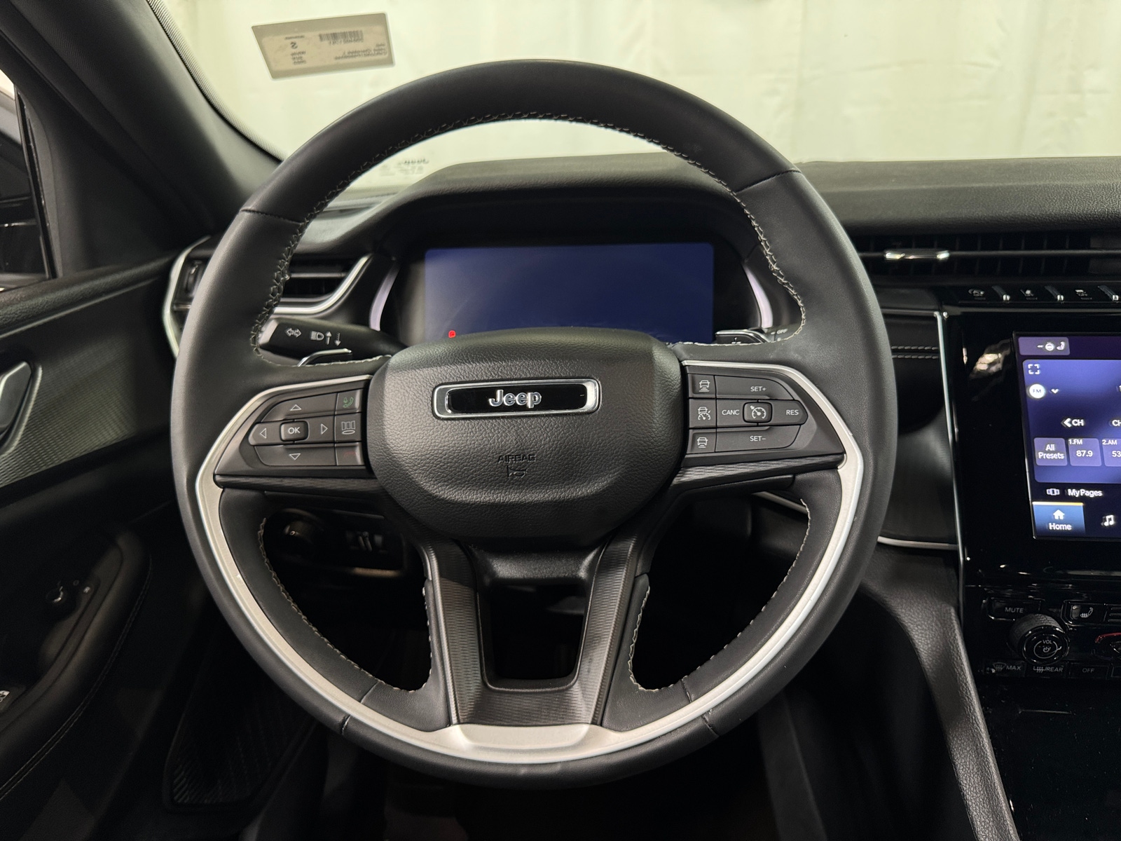 Thumbnail: 2023 Jeep Grand Cherokee L - 4