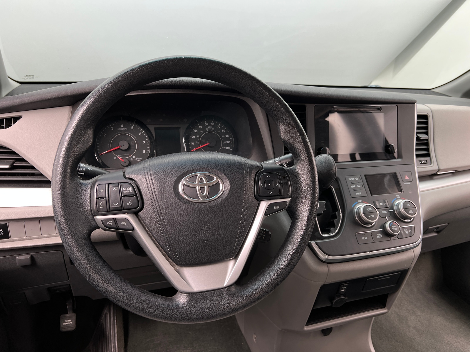 Thumbnail: 2016 Toyota Sienna - 5