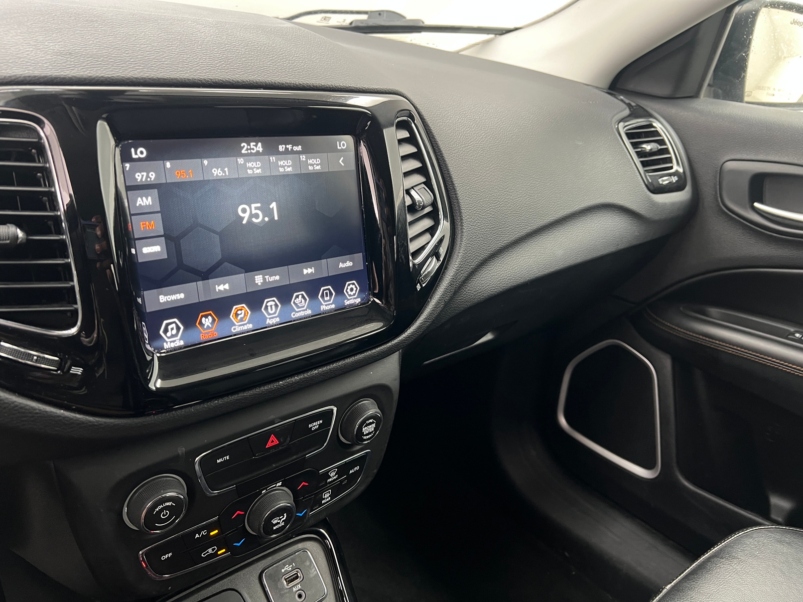Thumbnail: 2019 Jeep Compass - 3