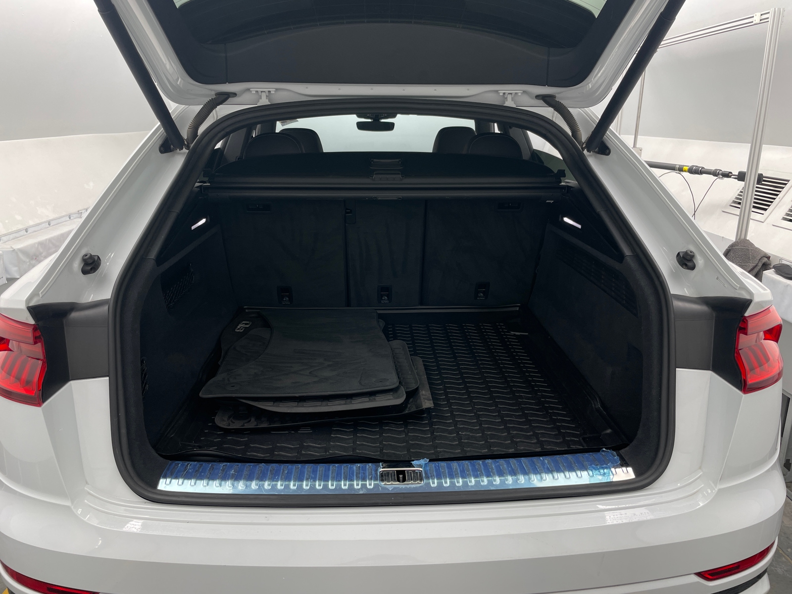 Thumbnail: 2019 Audi Q8 - 6