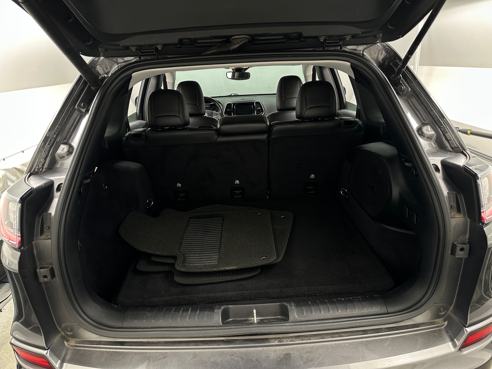 Thumbnail: 2019 Jeep Cherokee - 6