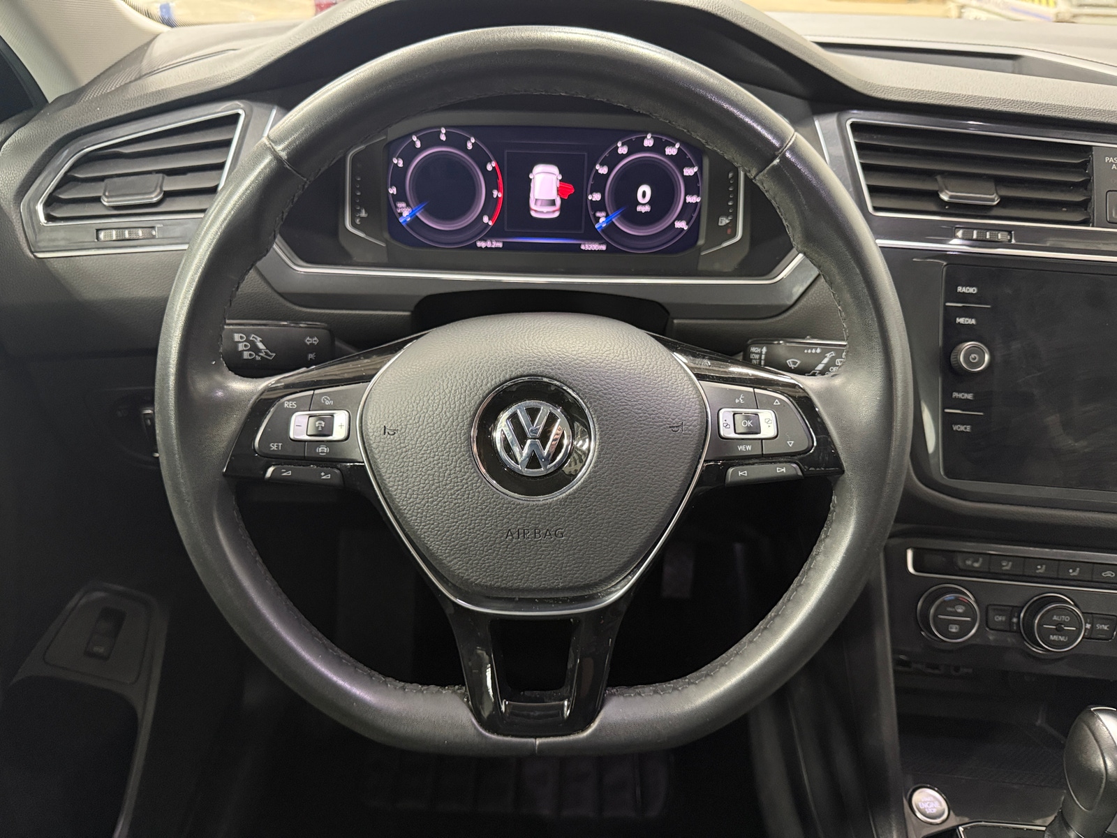 Thumbnail: 2020 Volkswagen Tiguan - 4