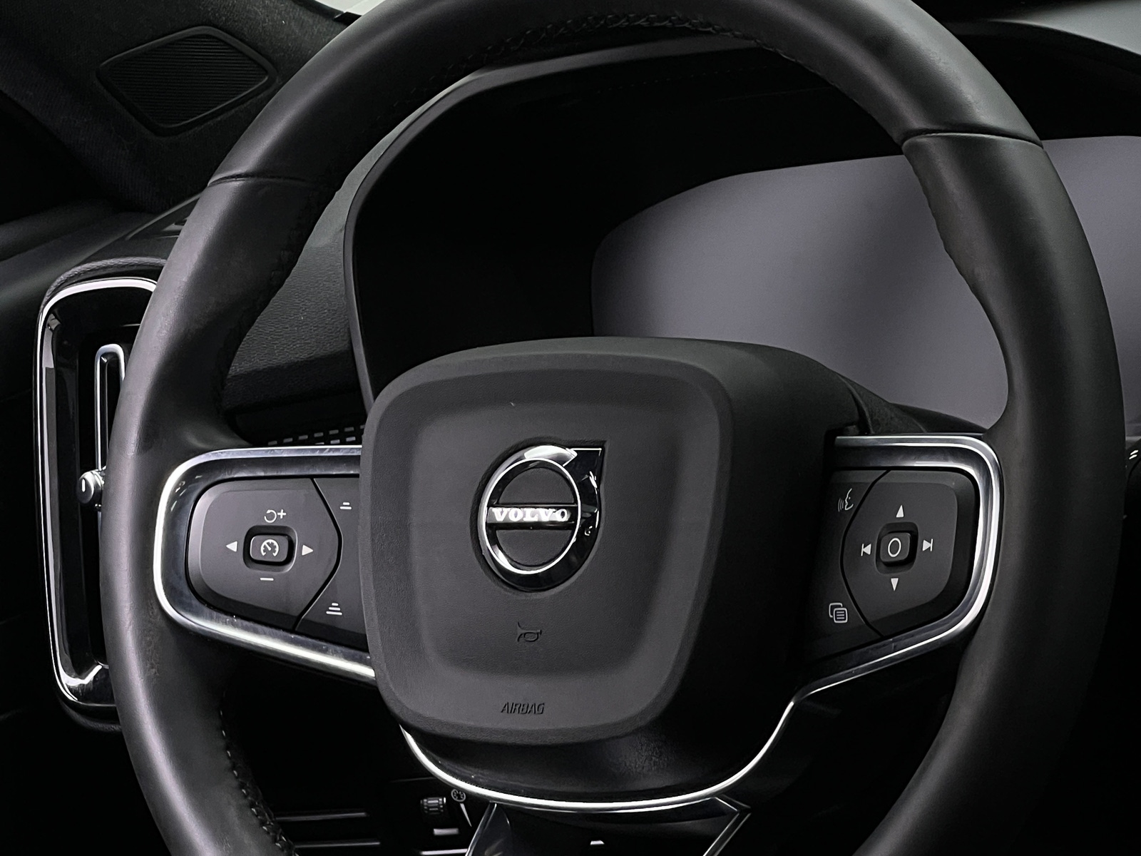 Thumbnail: 2022 Volvo XC40 - 4