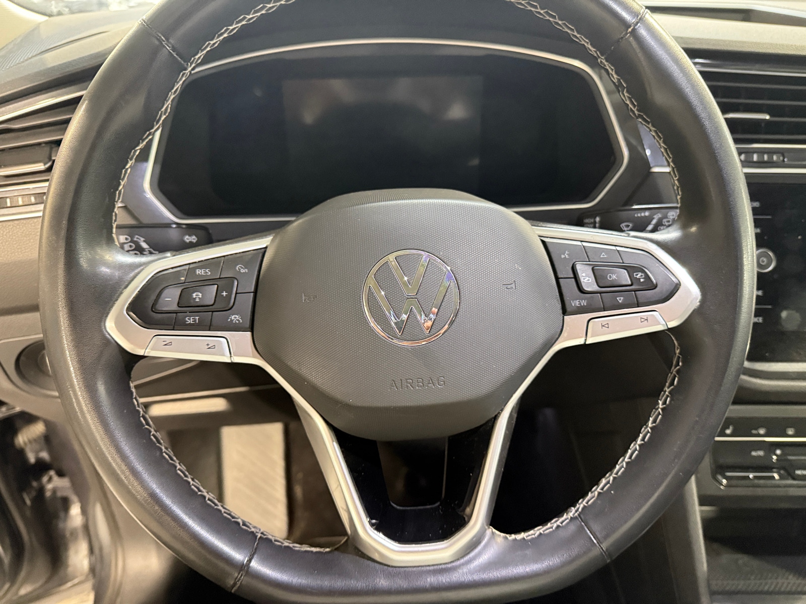 Thumbnail: 2022 Volkswagen Tiguan - 4