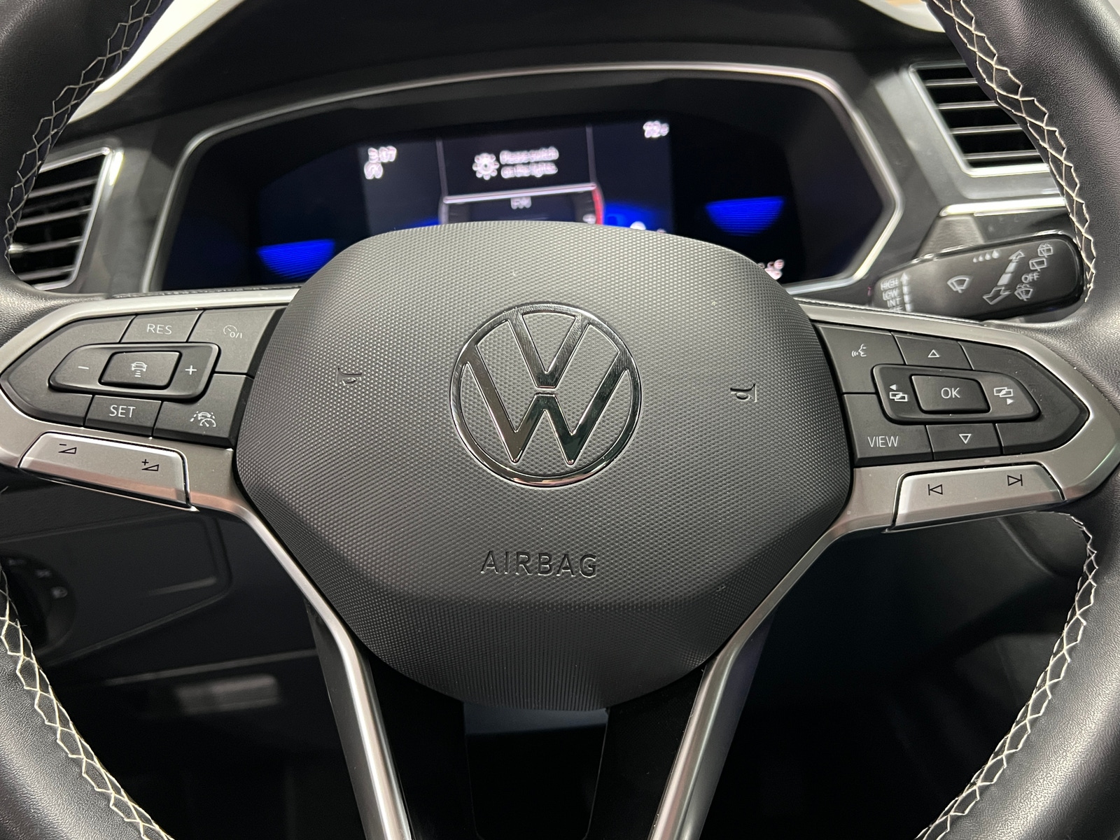 Thumbnail: 2022 Volkswagen Tiguan - 4