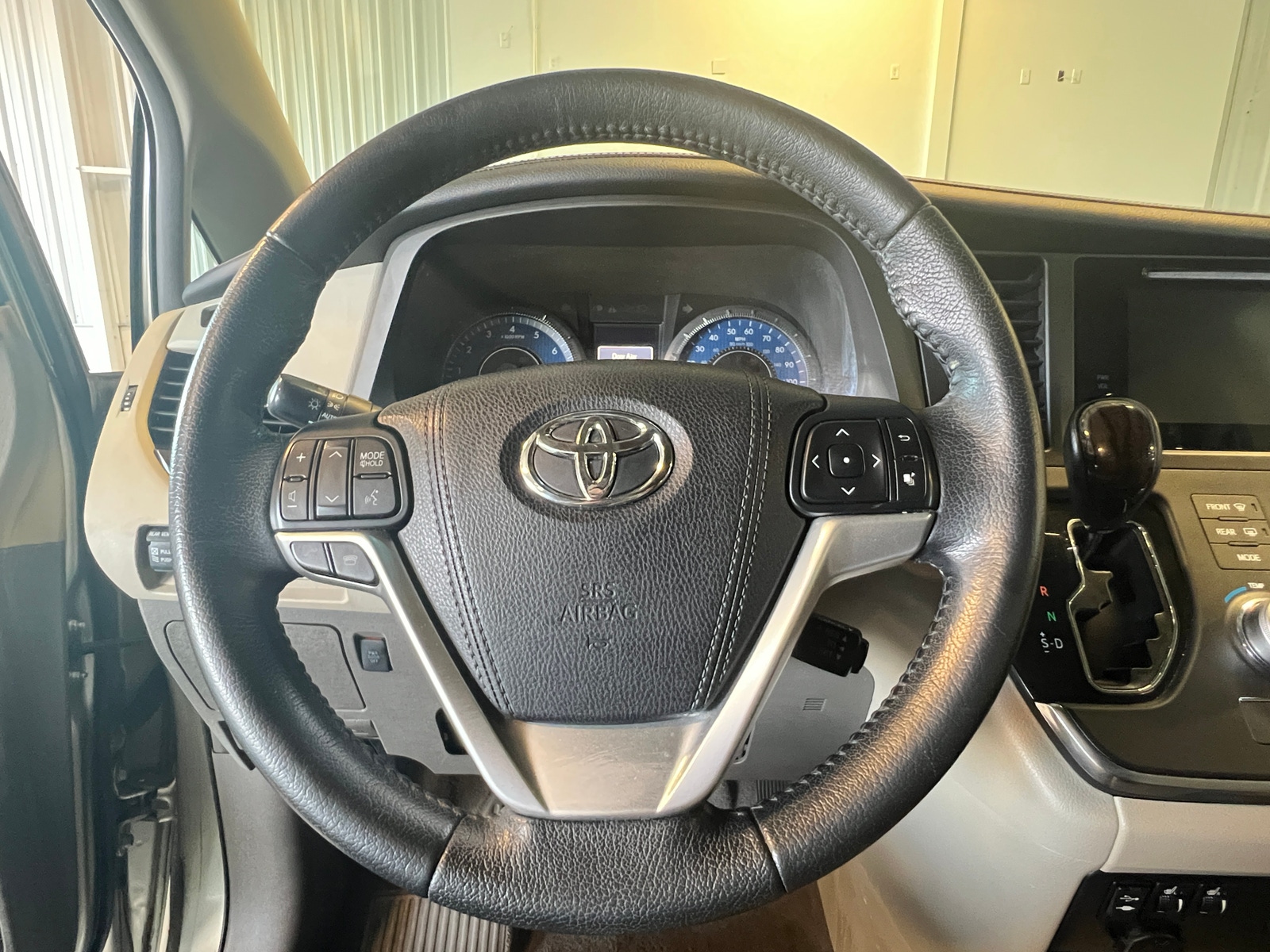 Thumbnail: 2015 Toyota Sienna - 4