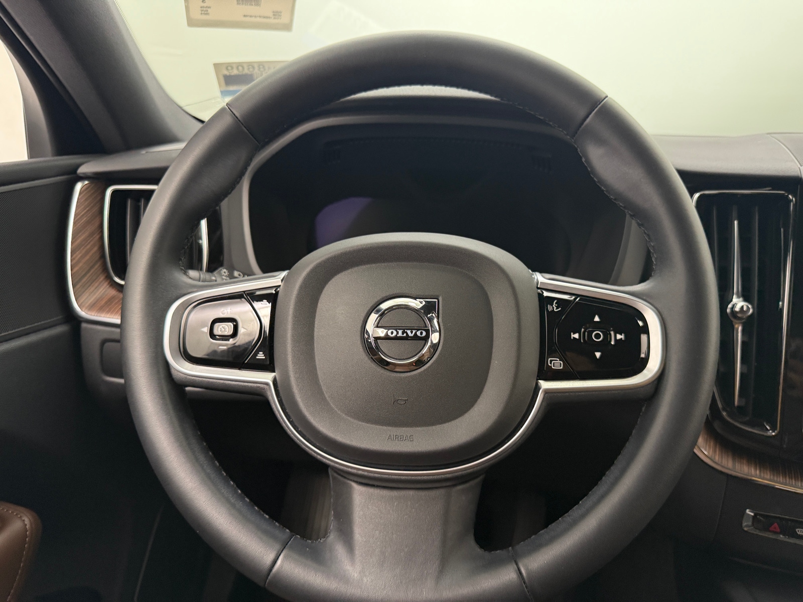 Thumbnail: 2023 Volvo XC60 - 4