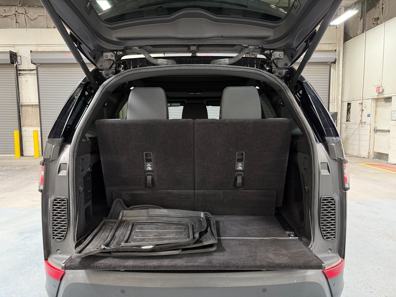 Thumbnail: 2018 Land Rover Discovery - 6