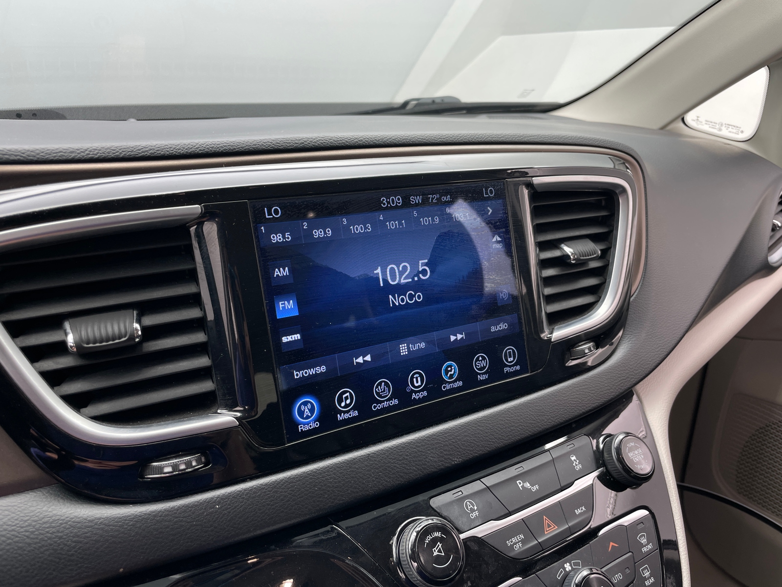Thumbnail: 2017 Chrysler Pacifica - 3