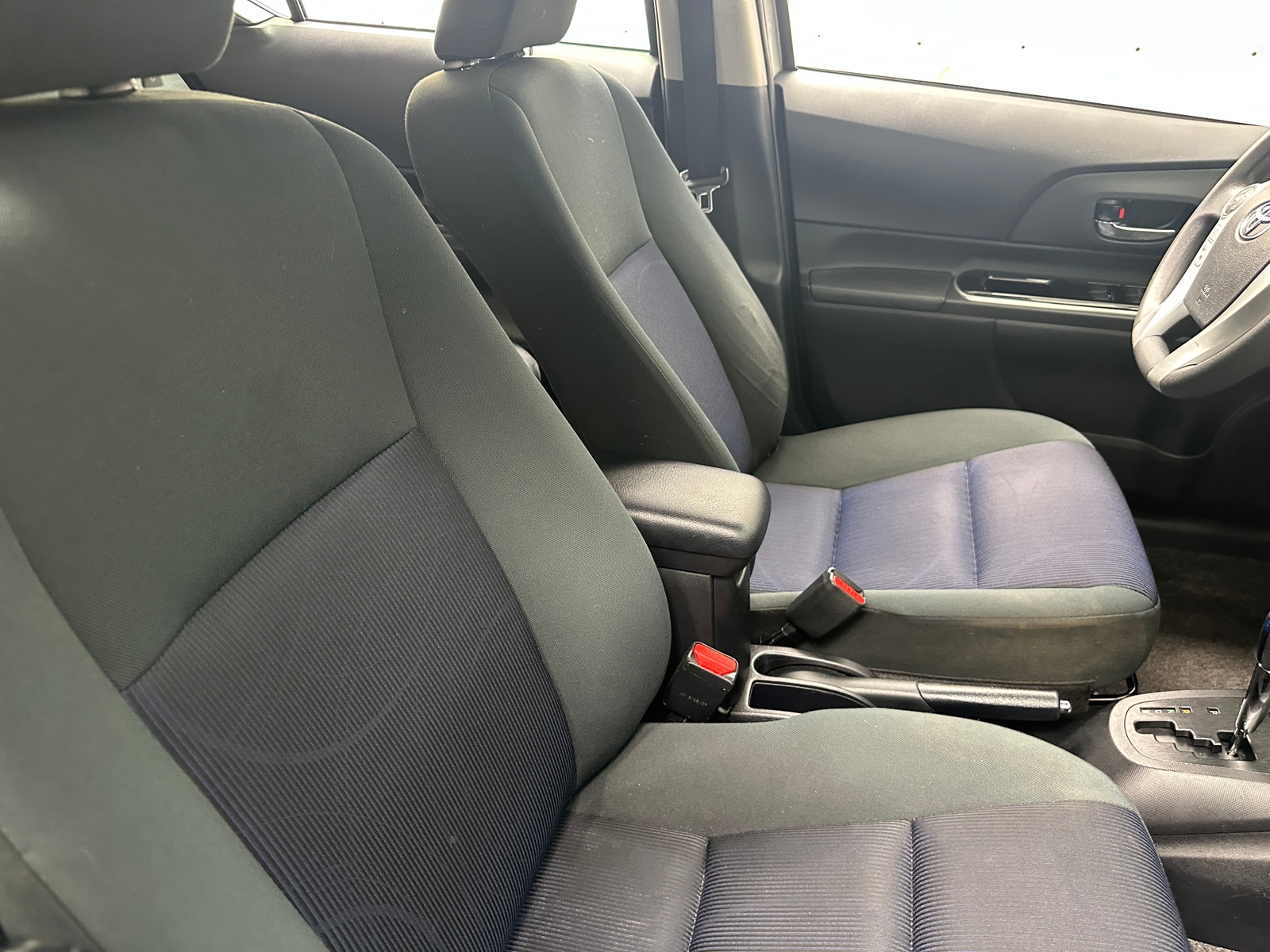 Thumbnail: 2015 Toyota Prius c - 2