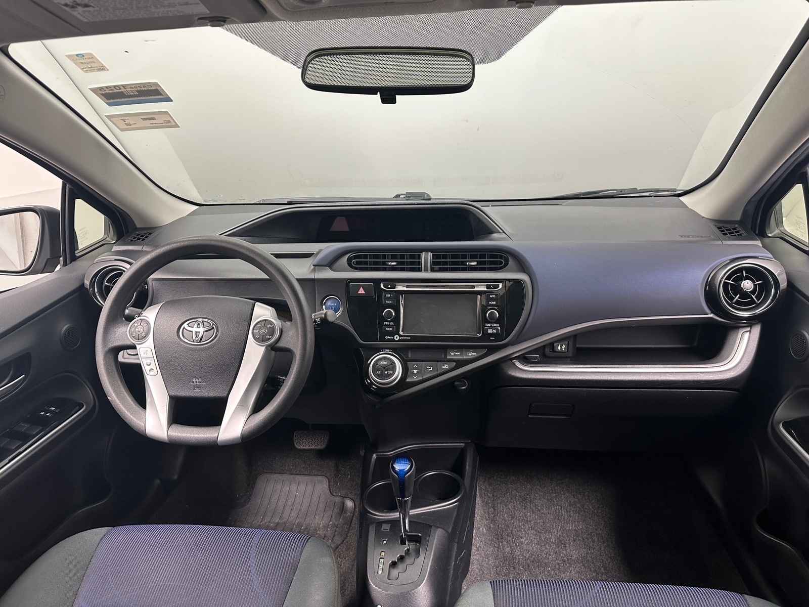 Thumbnail: 2015 Toyota Prius c - 3