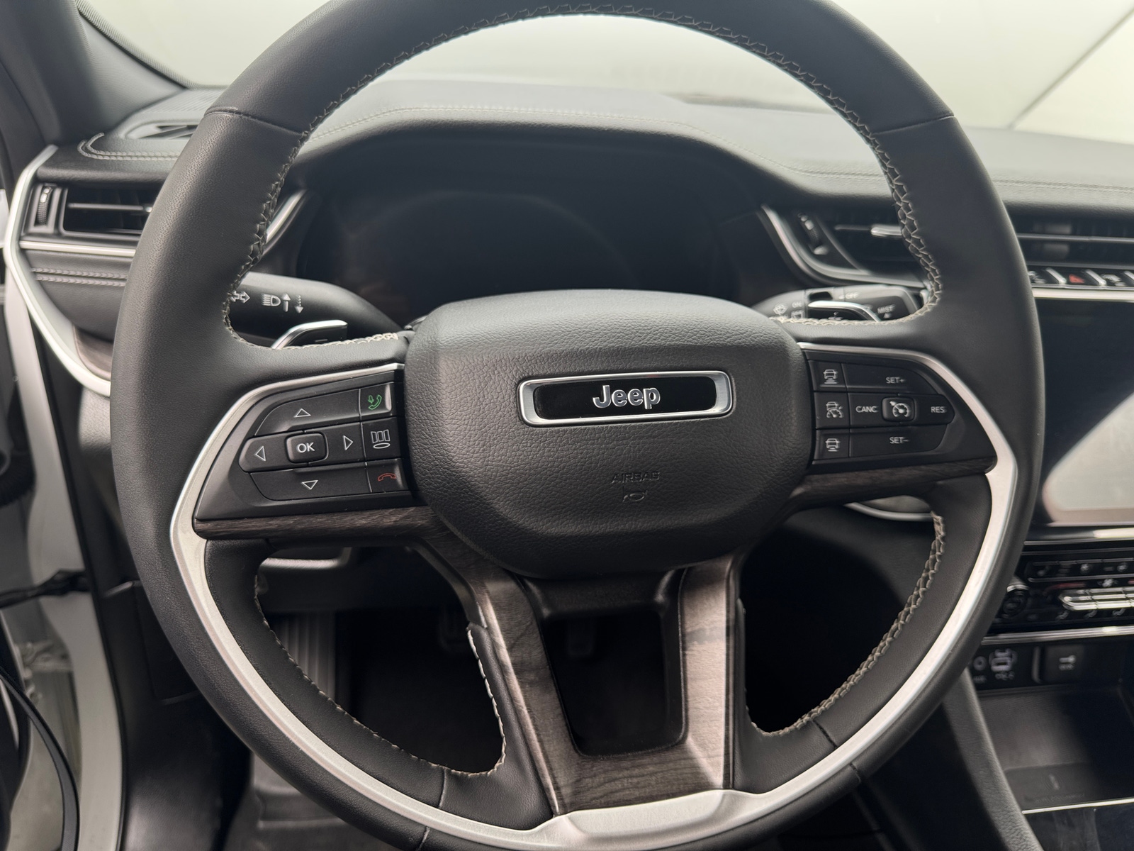 Thumbnail: 2024 Jeep Grand Cherokee L - 4