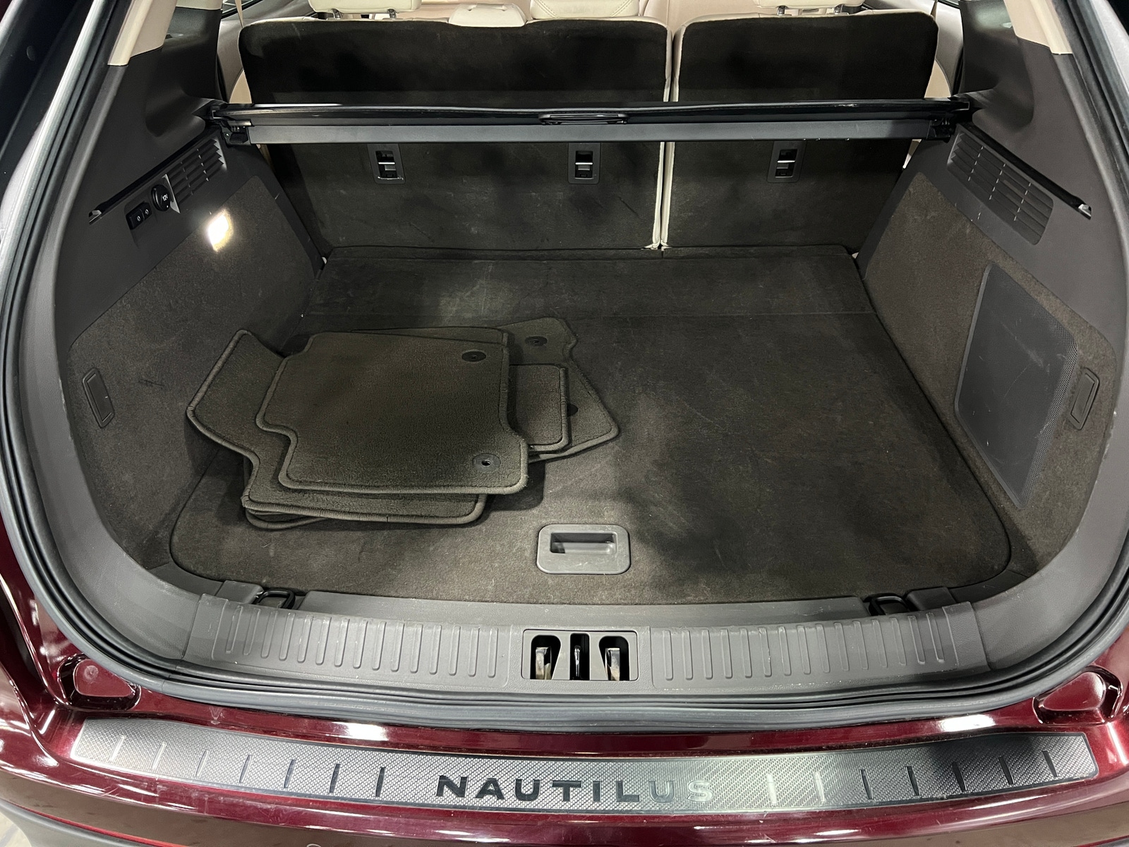 Thumbnail: 2019 Lincoln Nautilus - 6
