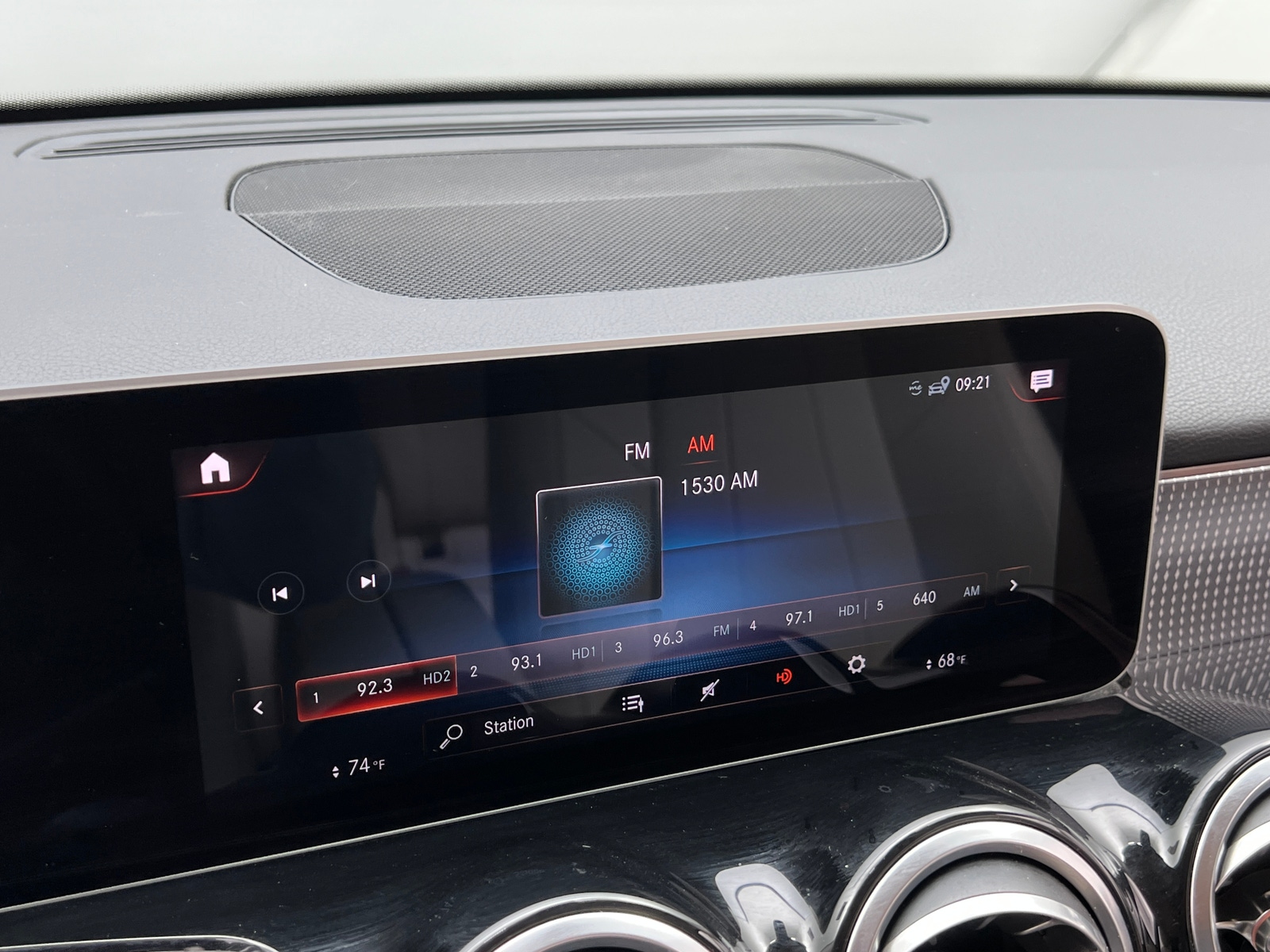 Thumbnail: 2020 Mercedes-Benz GLB - 3