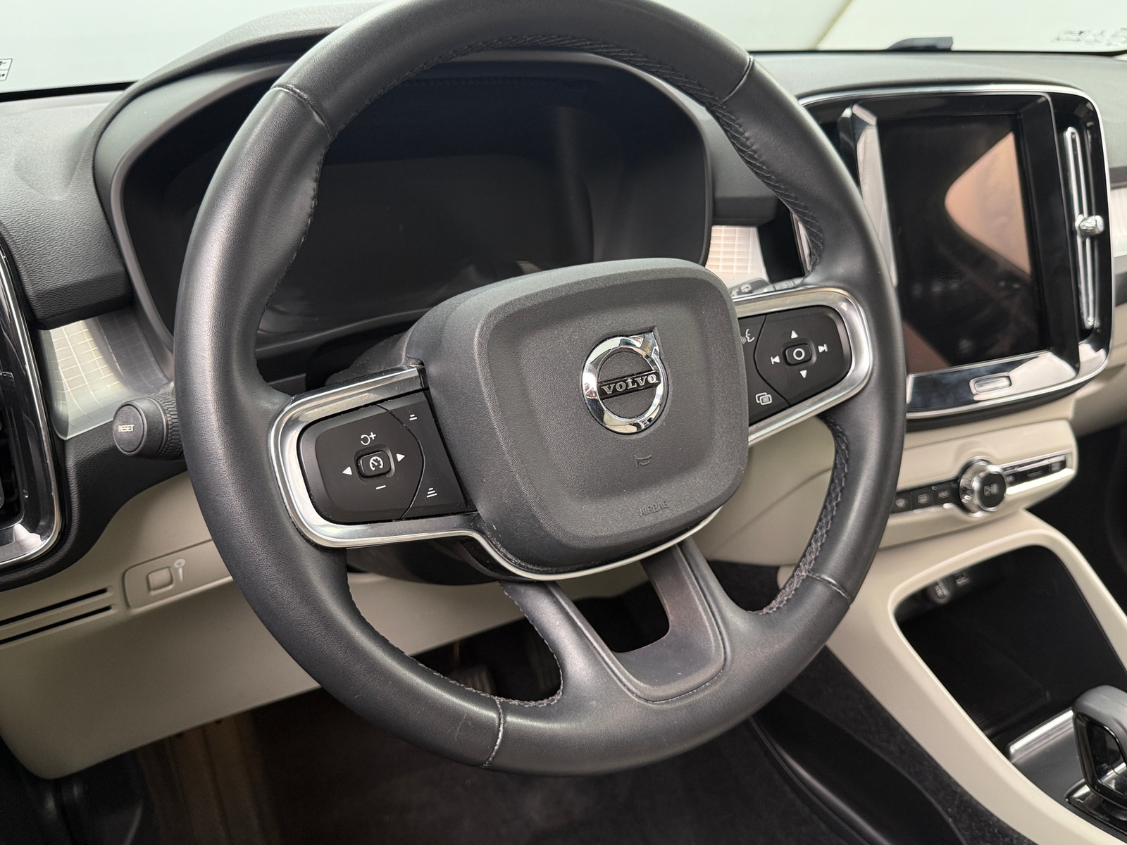 Thumbnail: 2022 Volvo XC40 - 4