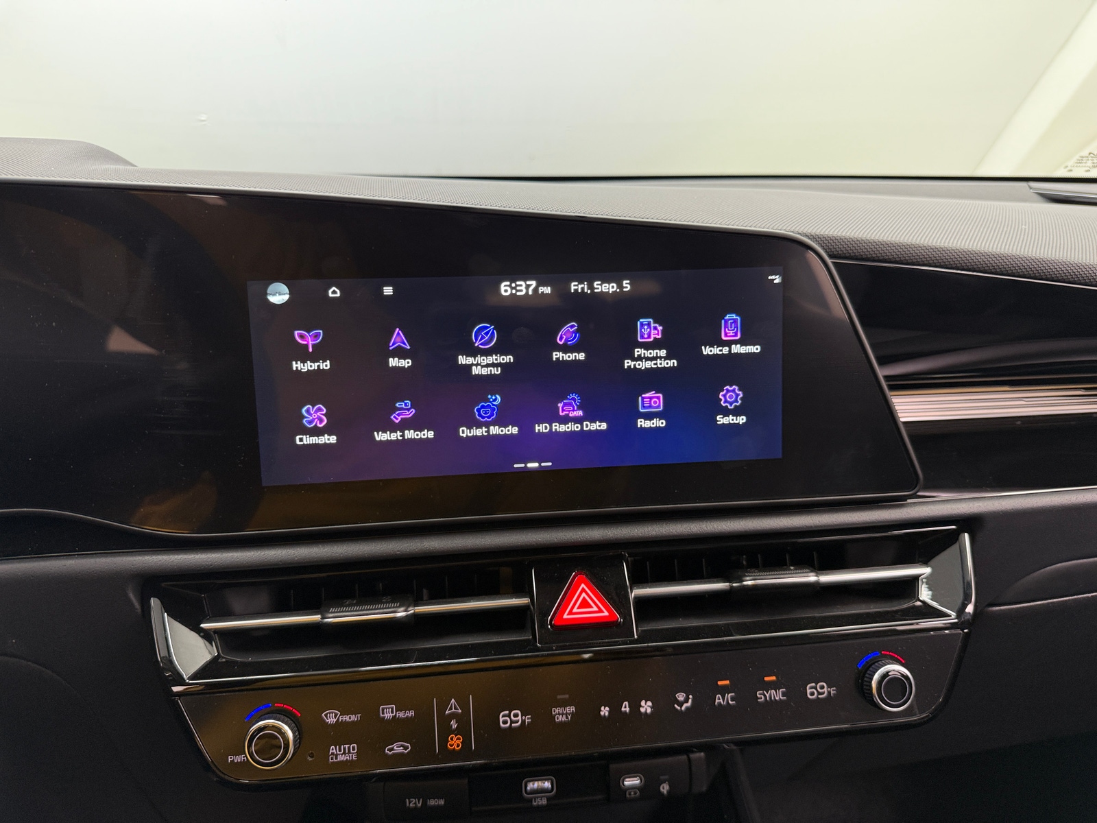 Thumbnail: 2024 Kia Niro - 3