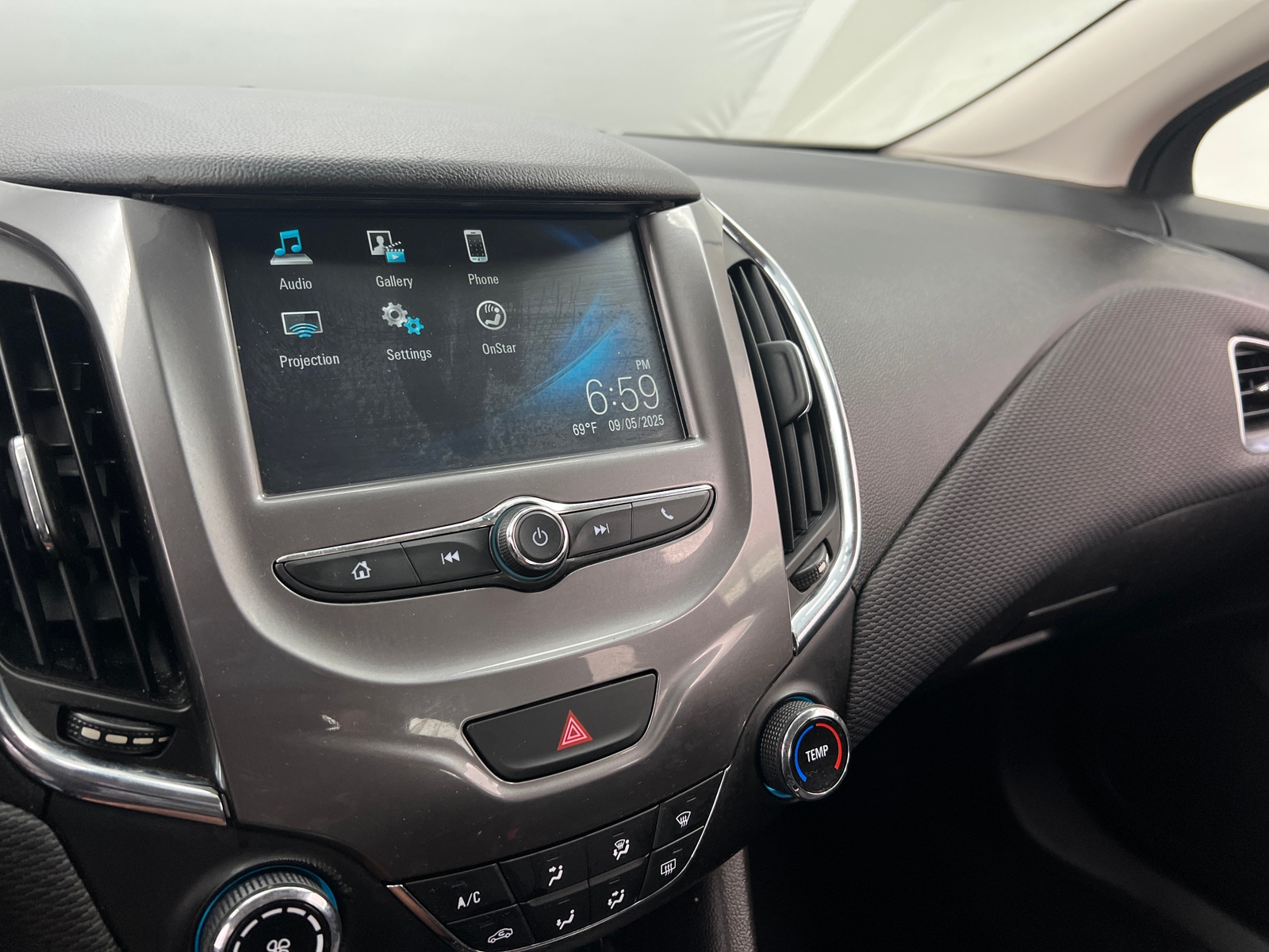 Thumbnail: 2017 Chevrolet Cruze - 4