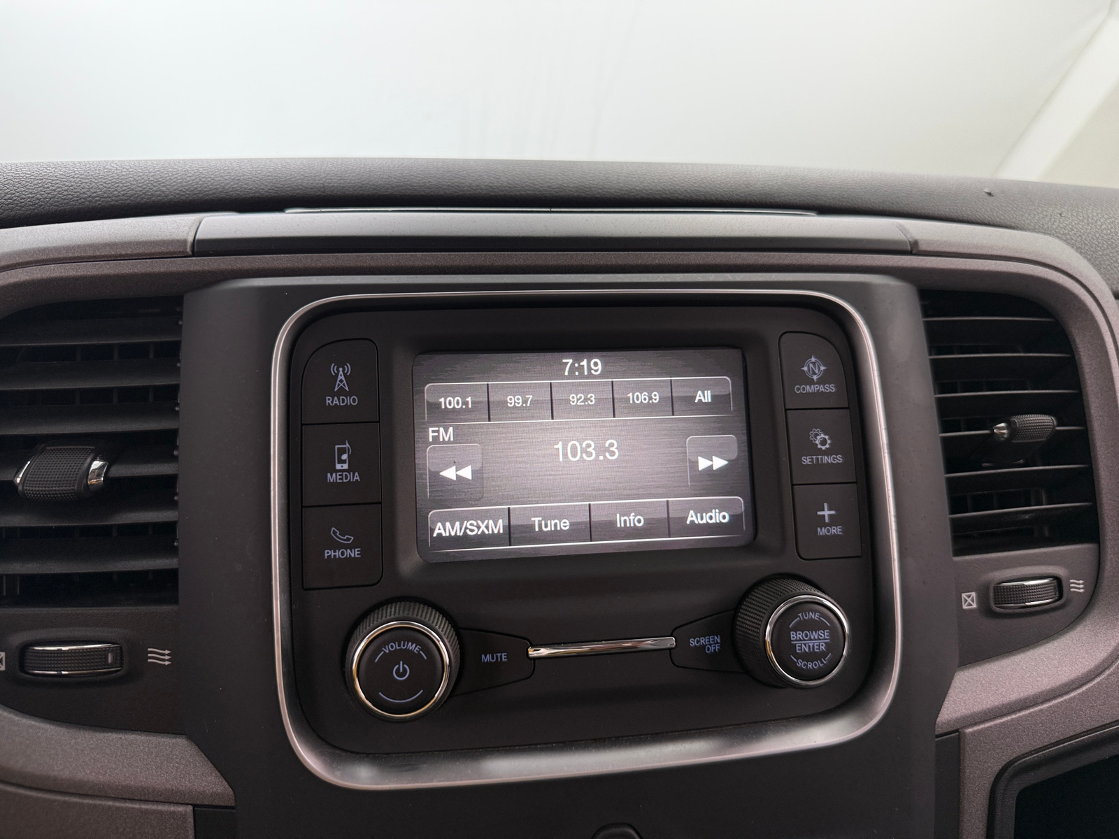 Thumbnail: 2021 RAM 1500 Classic - 3