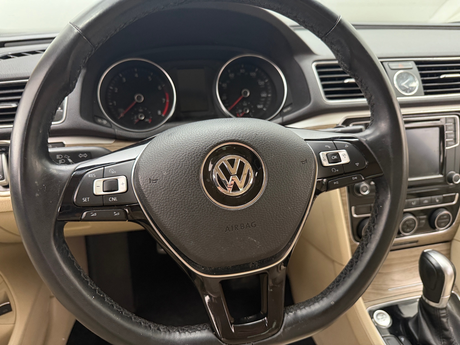 Thumbnail: 2017 Volkswagen Passat - 4