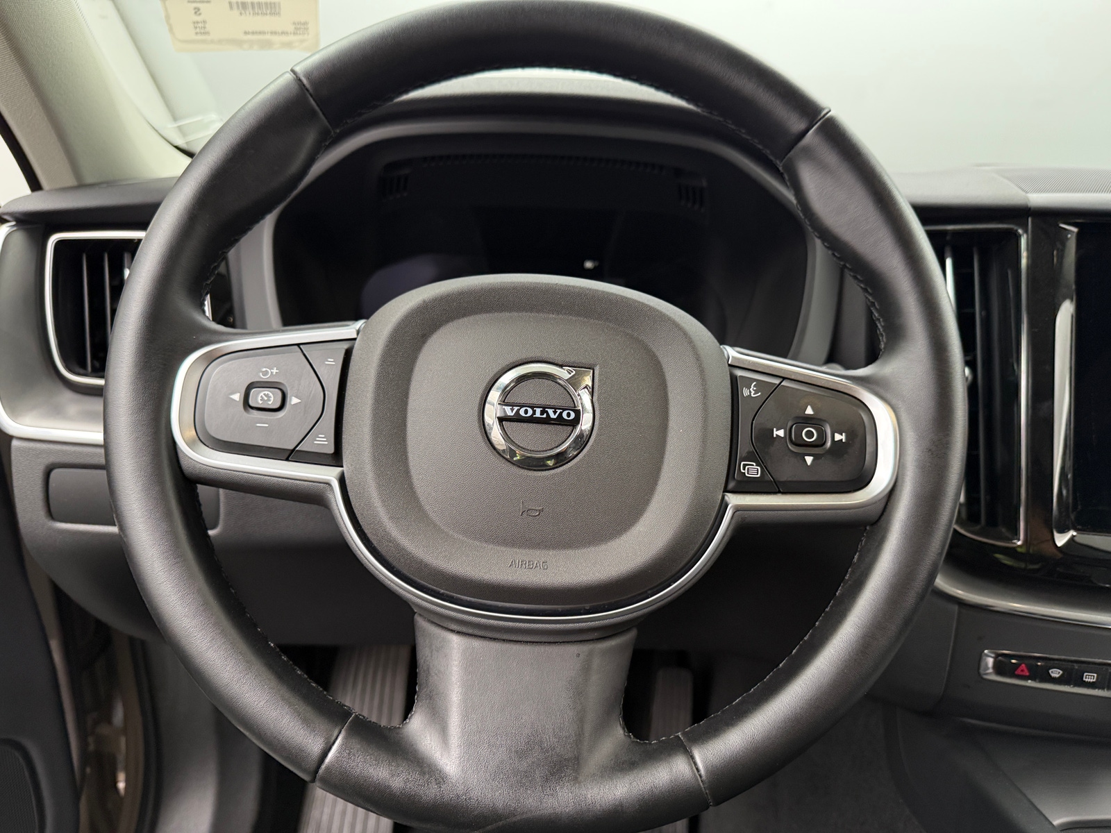 Thumbnail: 2025 Volvo XC60 - 4