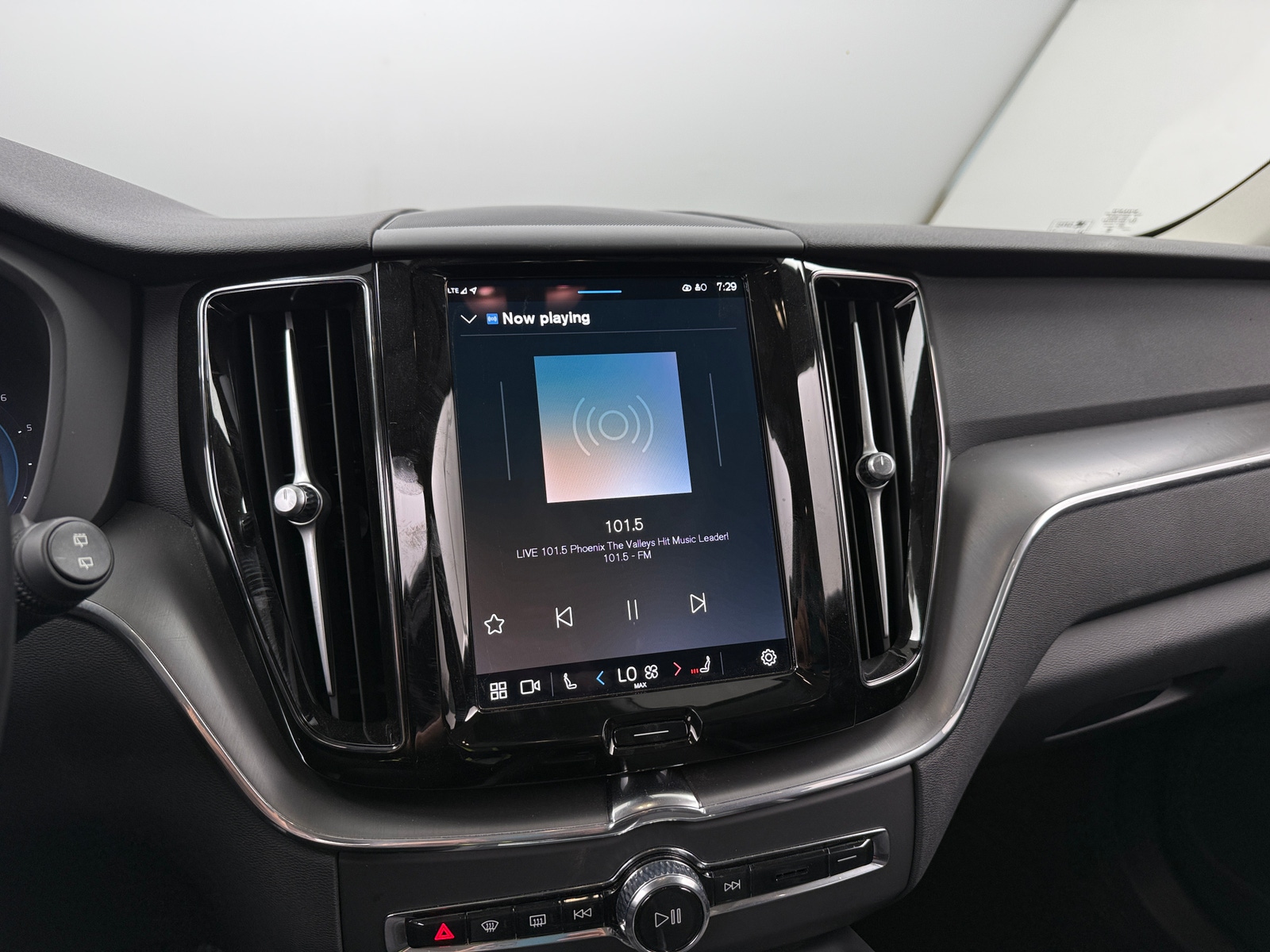 Thumbnail: 2025 Volvo XC60 - 3