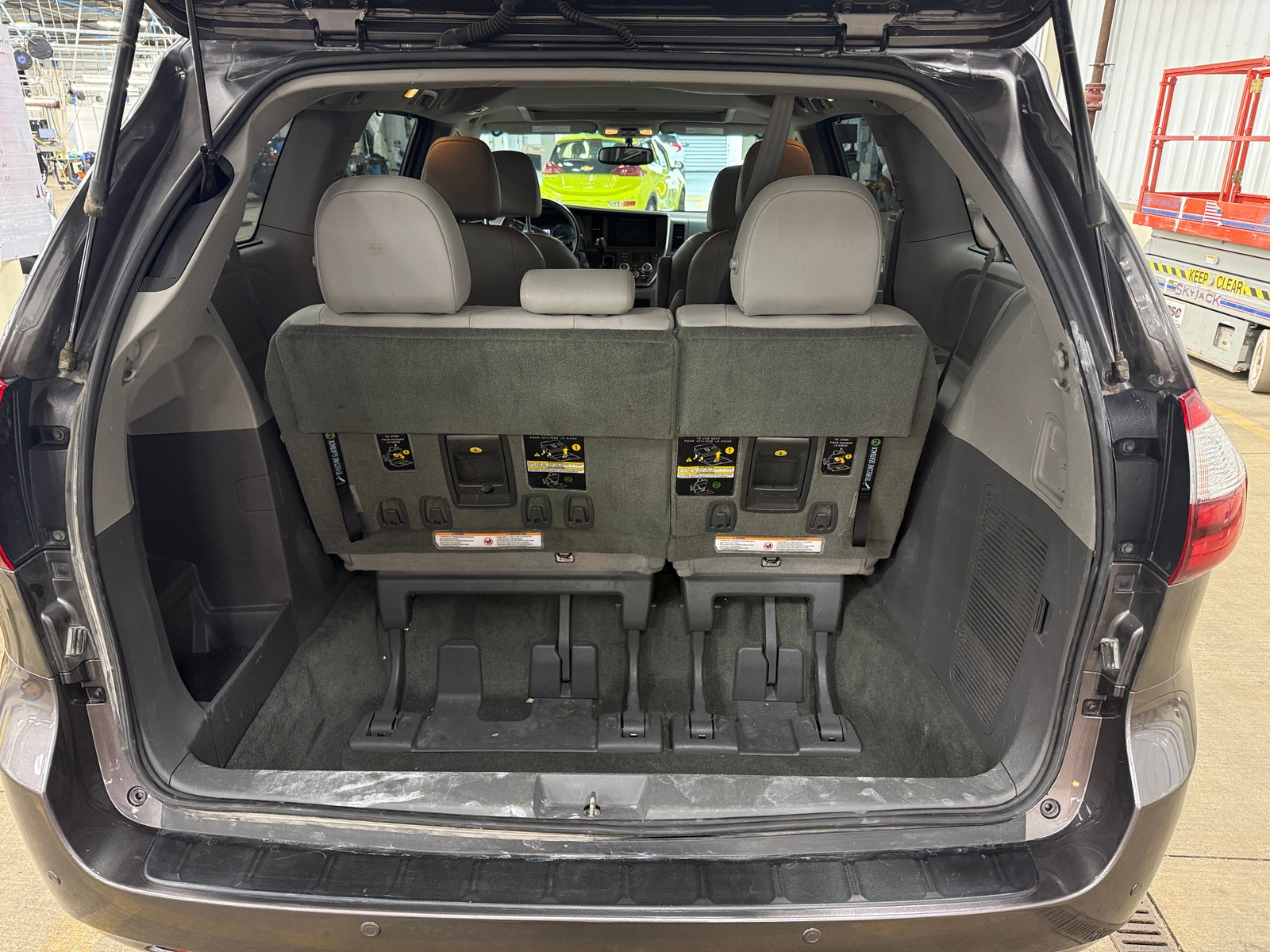 Thumbnail: 2017 Toyota Sienna - 6