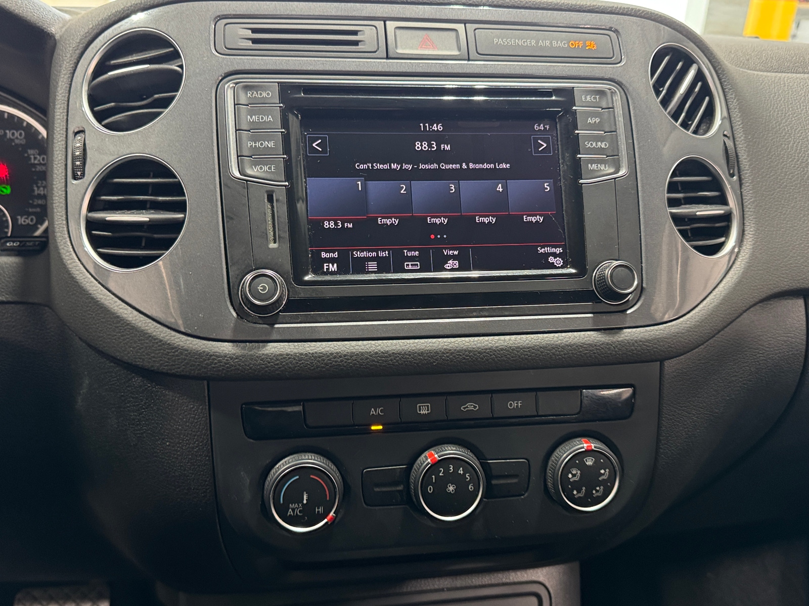 Thumbnail: 2018 Volkswagen Tiguan - 4