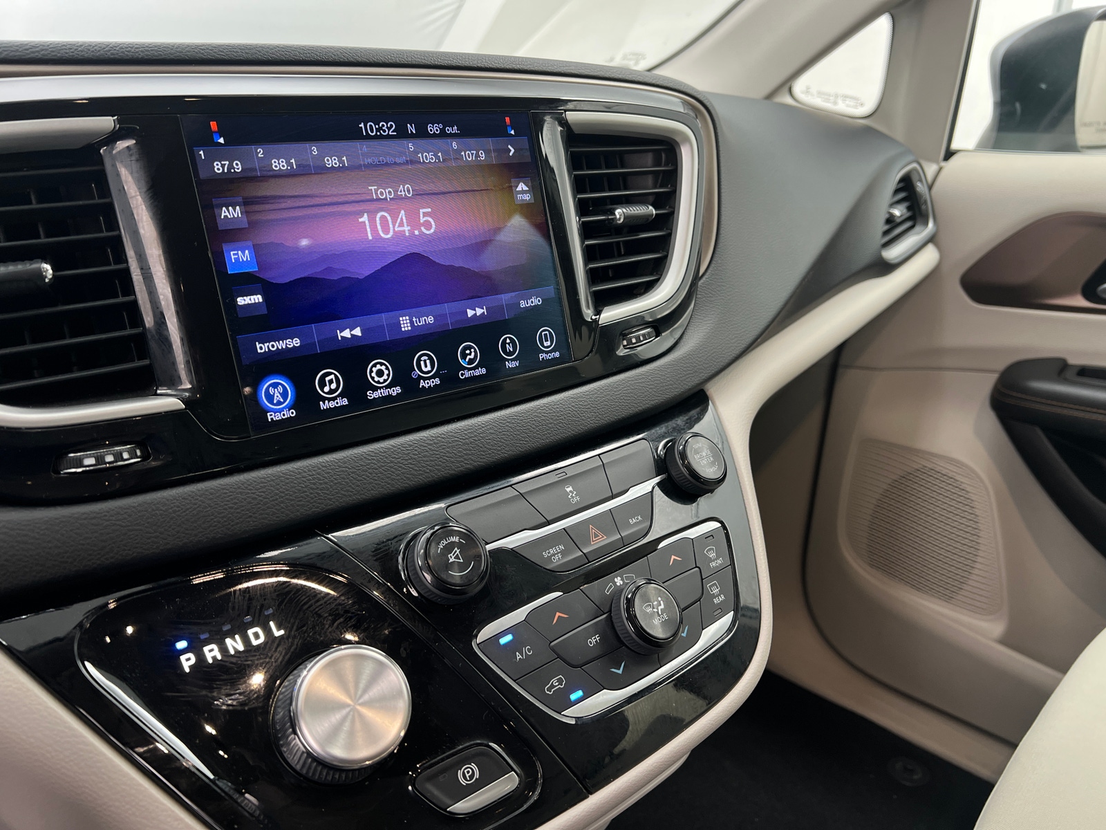 Thumbnail: 2017 Chrysler Pacifica - 4