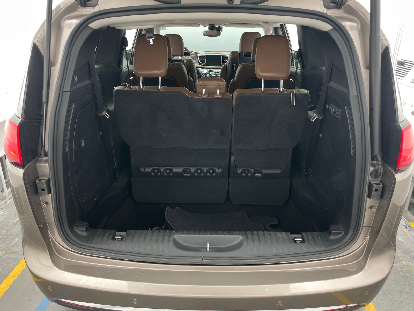 Thumbnail: 2017 Chrysler Pacifica - 6
