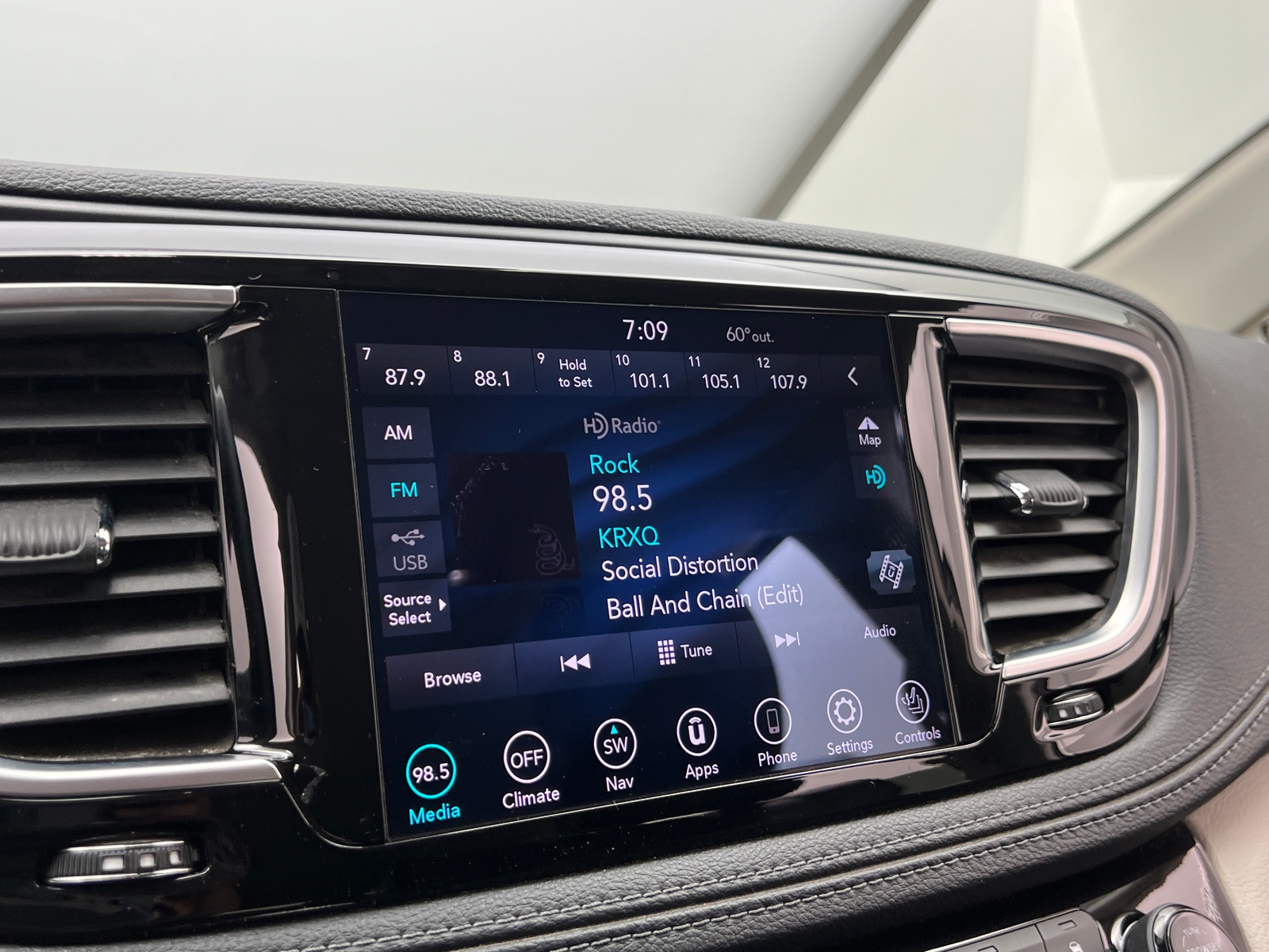 Thumbnail: 2020 Chrysler Pacifica - 3