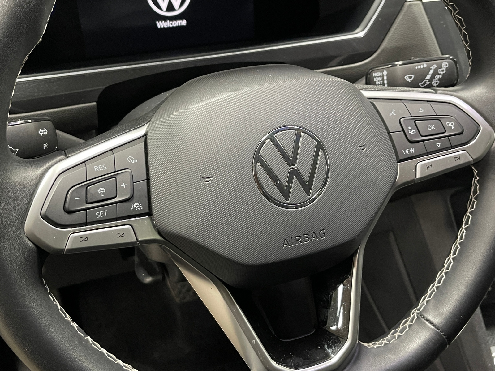 Thumbnail: 2022 Volkswagen Tiguan - 4
