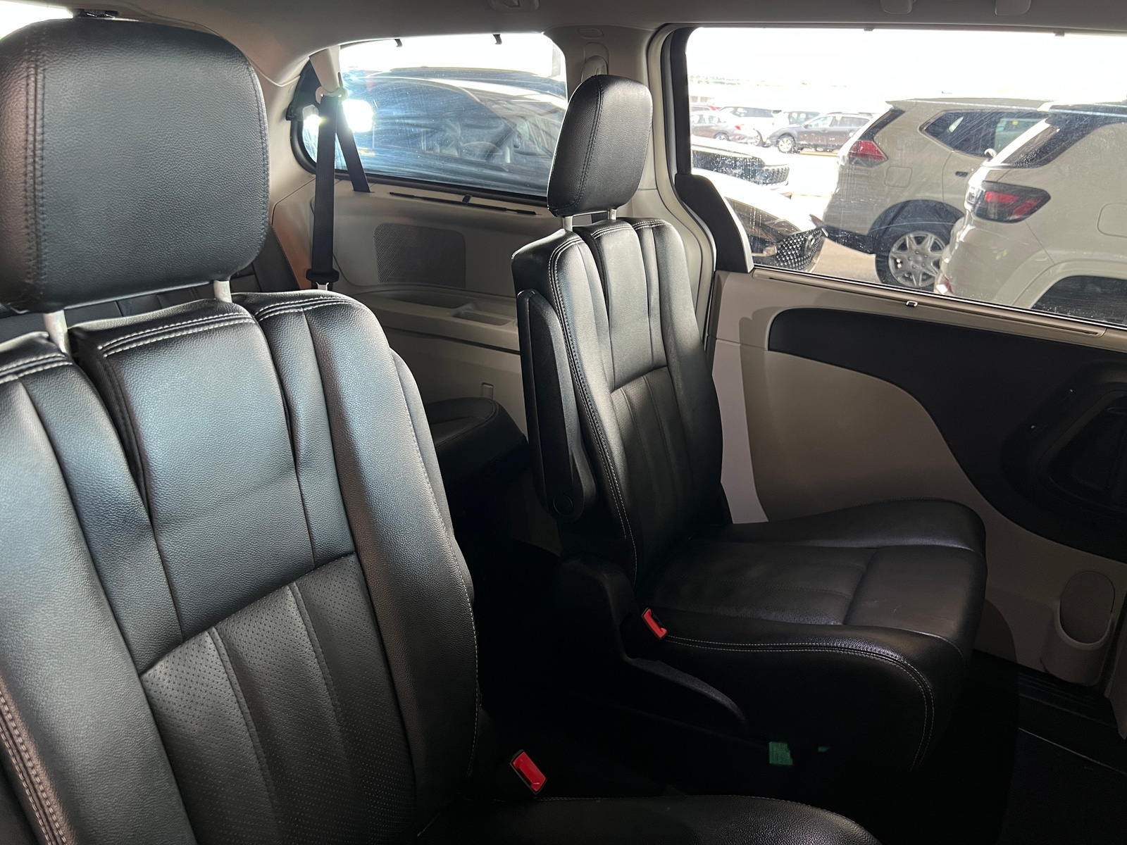 Thumbnail: 2014 Chrysler Town & Country - 5