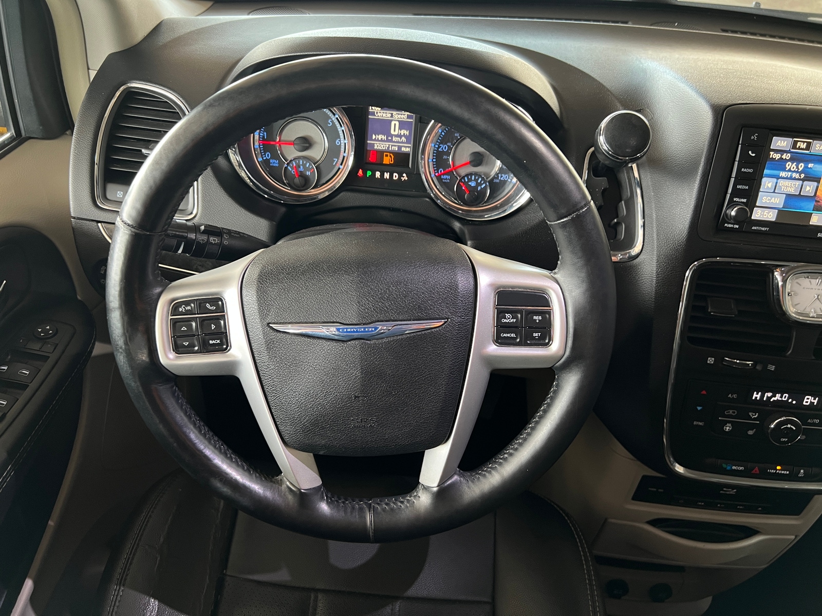 Thumbnail: 2014 Chrysler Town & Country - 4