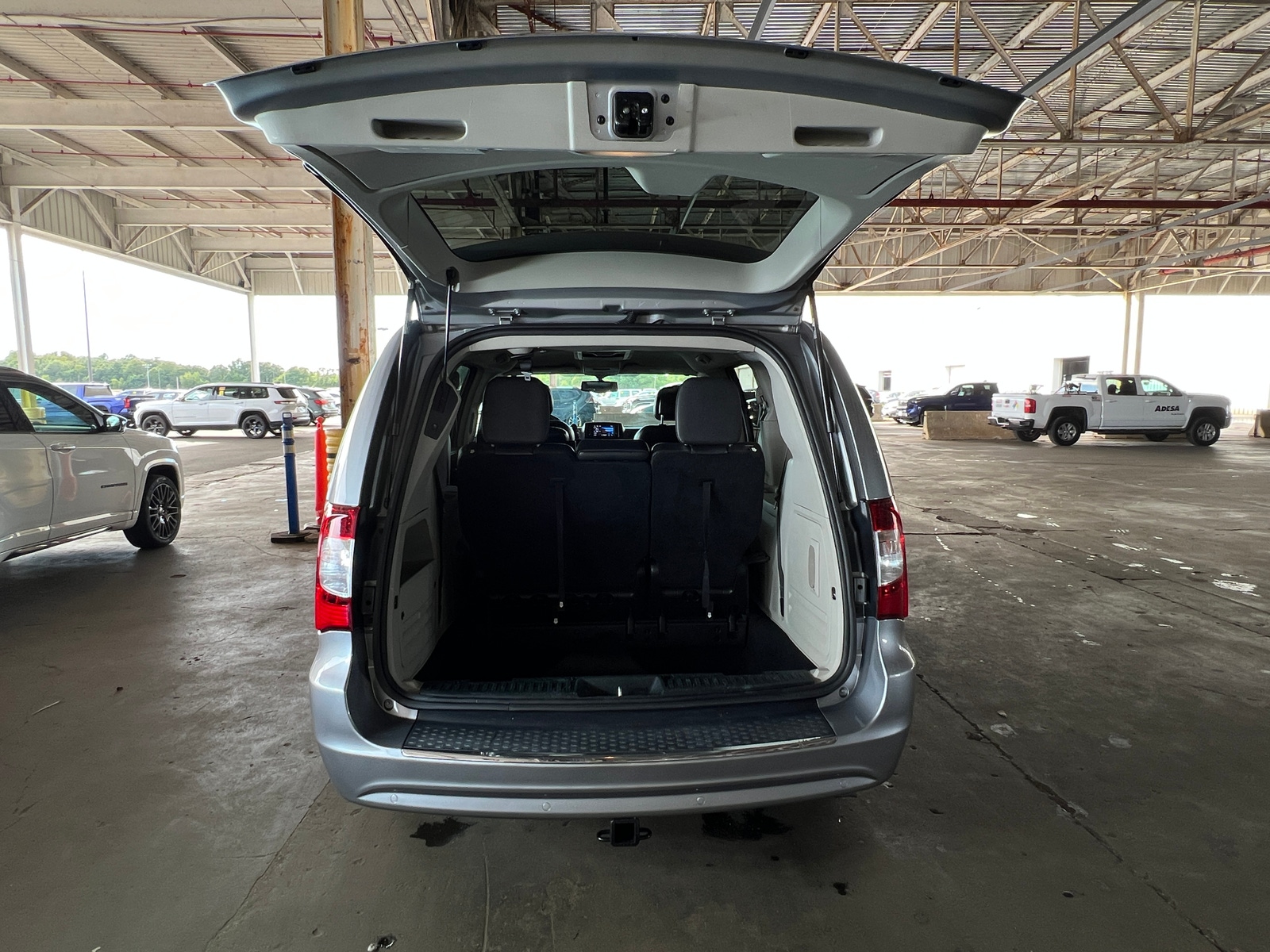 Thumbnail: 2014 Chrysler Town & Country - 6