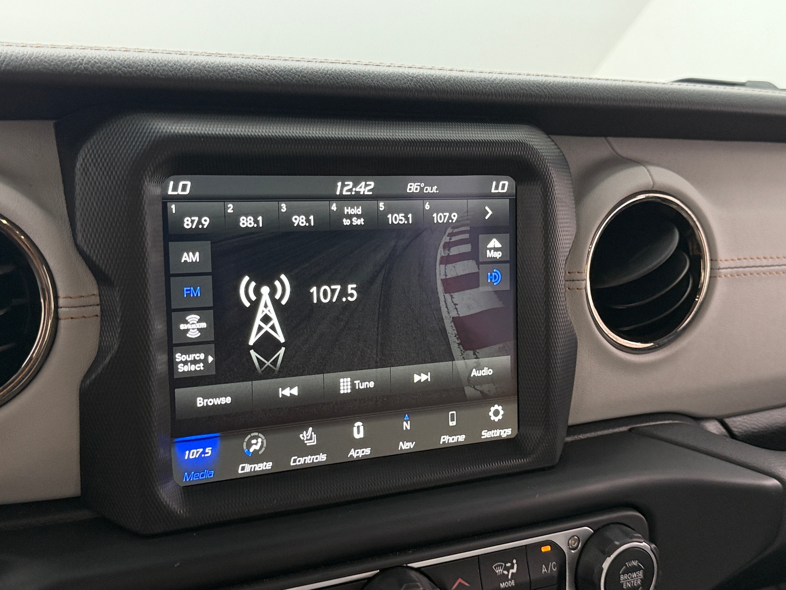 Thumbnail: 2023 Jeep Gladiator - 3