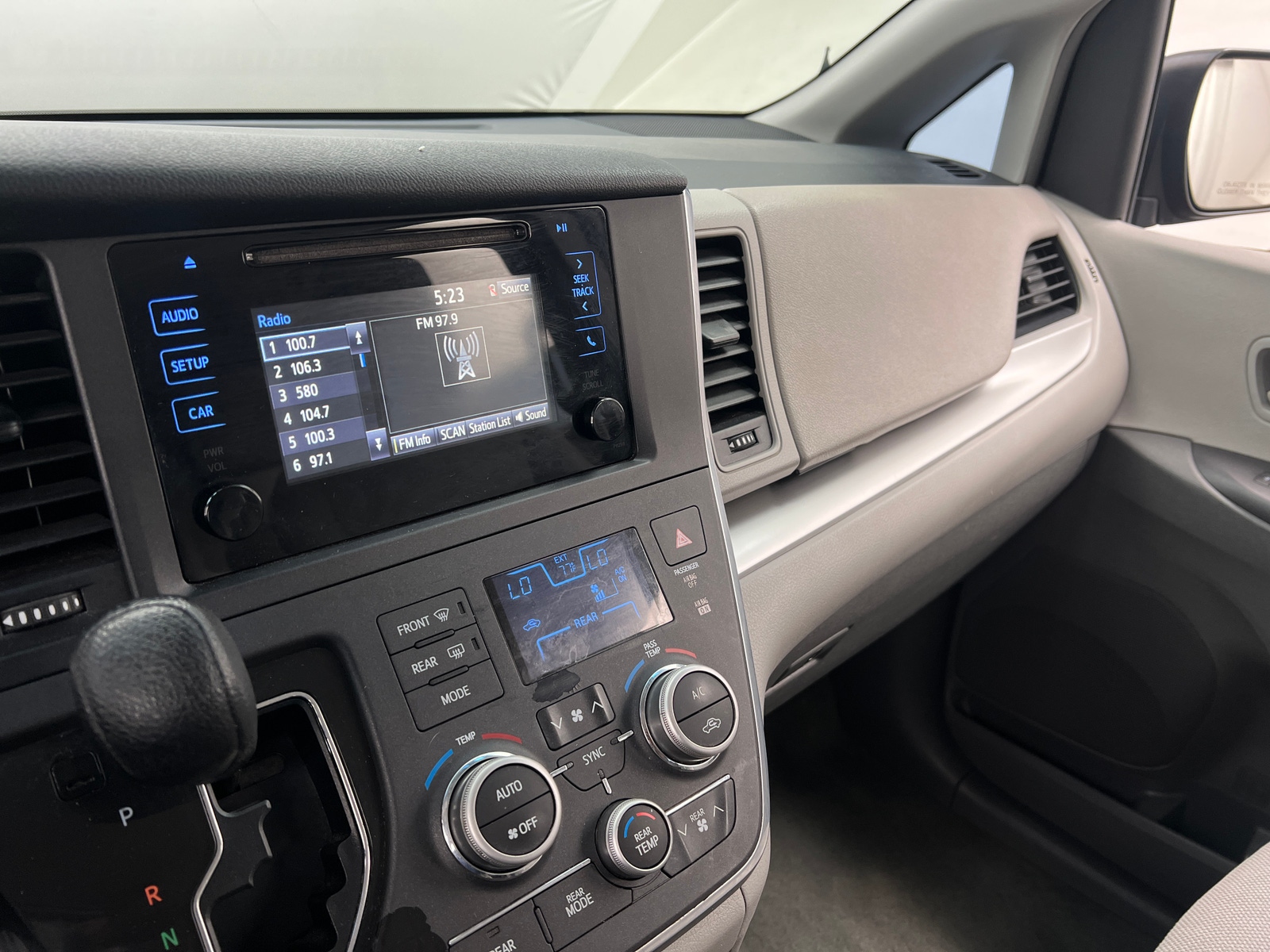 Thumbnail: 2017 Toyota Sienna - 4