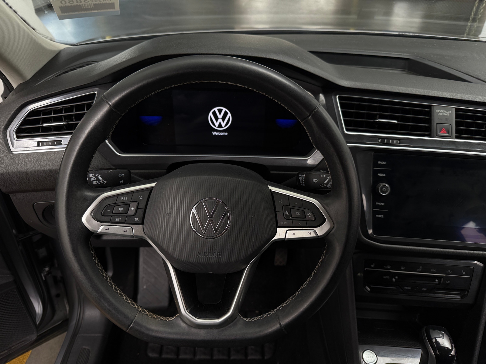 Thumbnail: 2022 Volkswagen Tiguan - 4