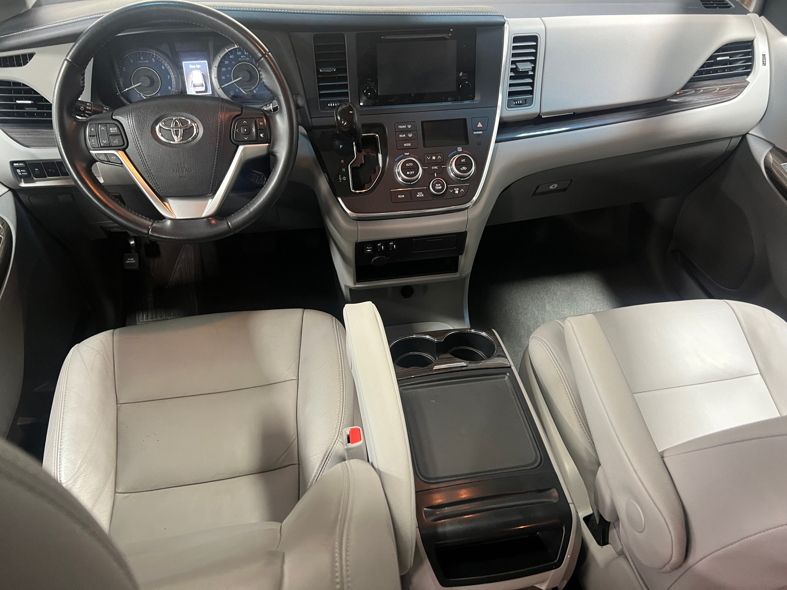 Thumbnail: 2016 Toyota Sienna - 2