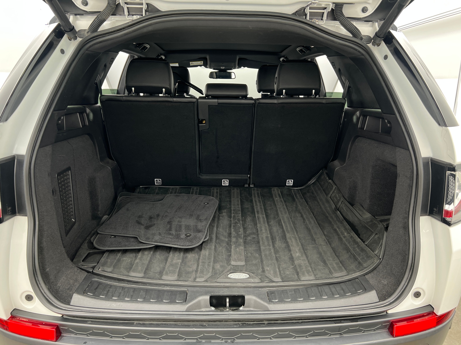 Thumbnail: 2019 Land Rover Discovery Sport - 6